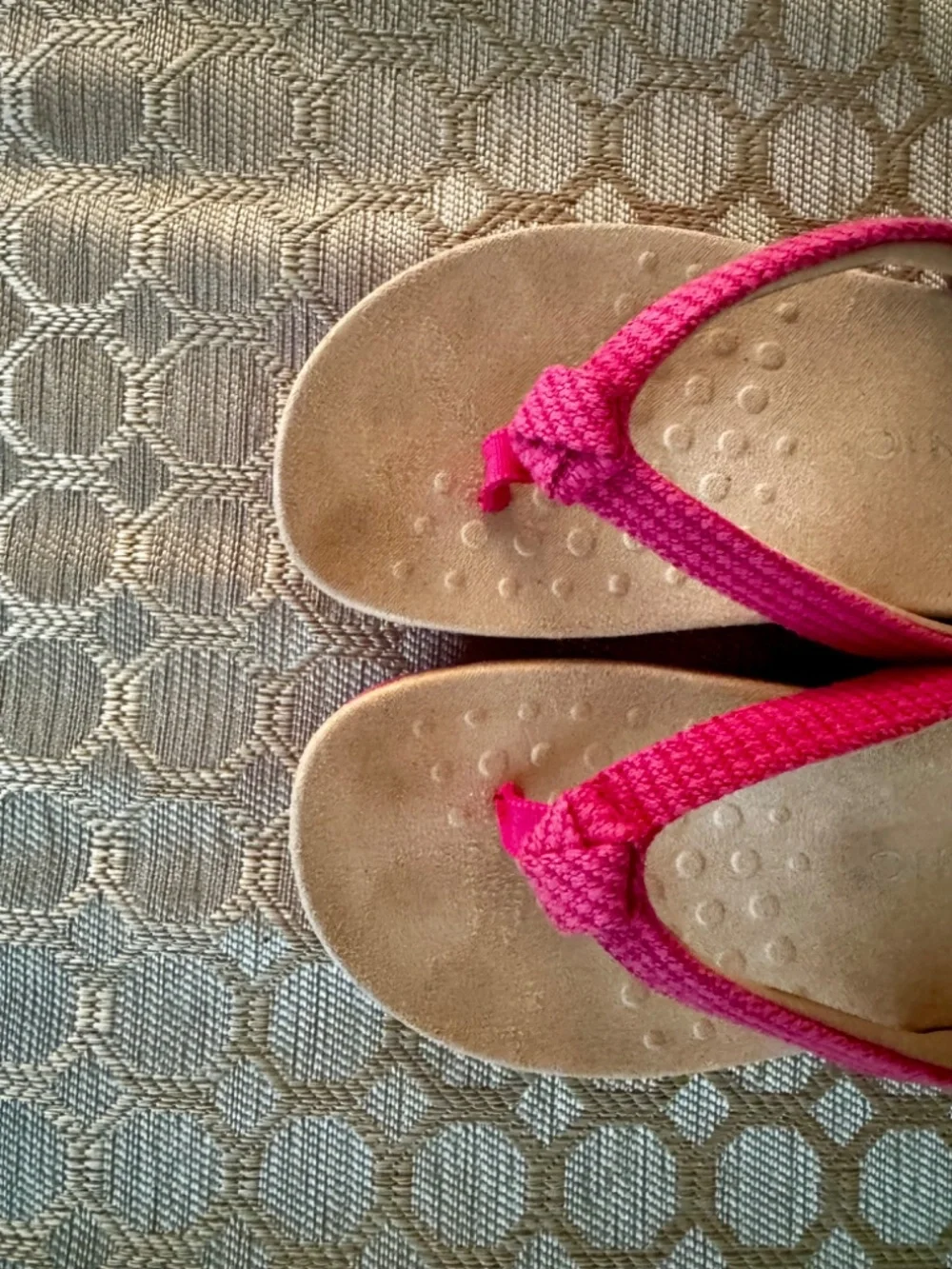 Vionic Mattie Thong Sandal In Bright Pink - Size 8 - EUC